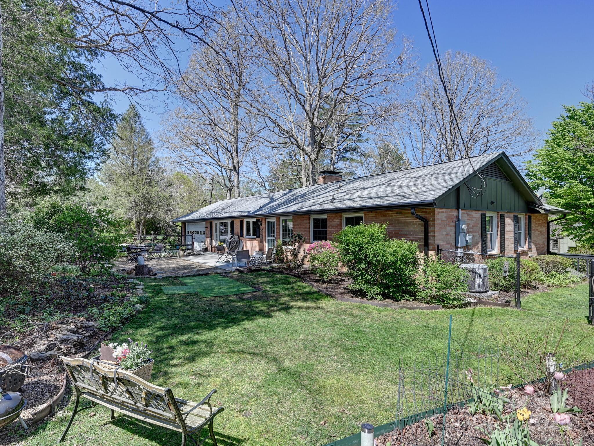 Hendersonville, North Carolina 28791, United States, 3 Bedrooms Bedrooms, ,2 BathroomsBathrooms,Residential,Under Contract,107415