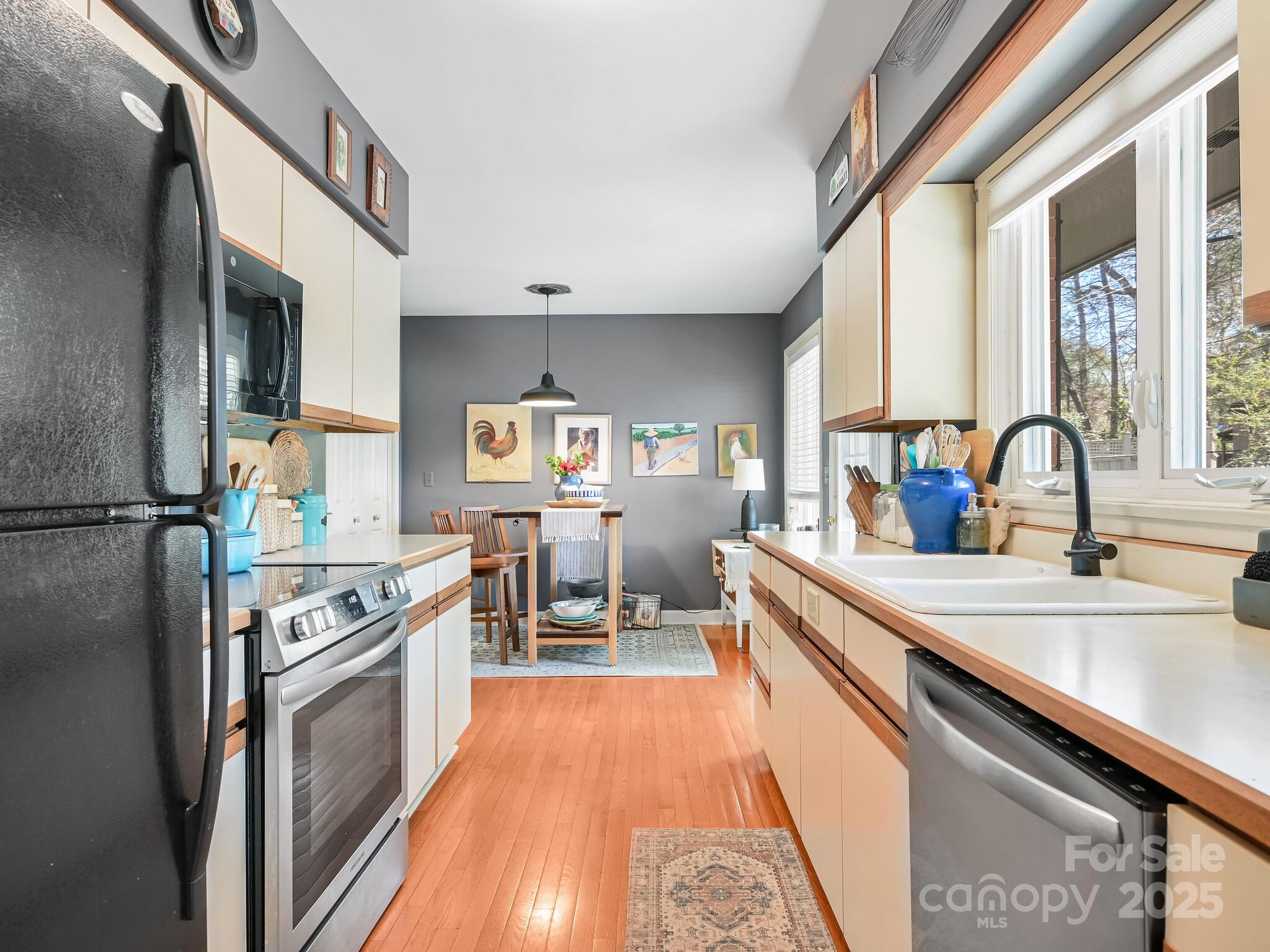 Hendersonville, North Carolina 28791, United States, 3 Bedrooms Bedrooms, ,2 BathroomsBathrooms,Residential,Under Contract,107415