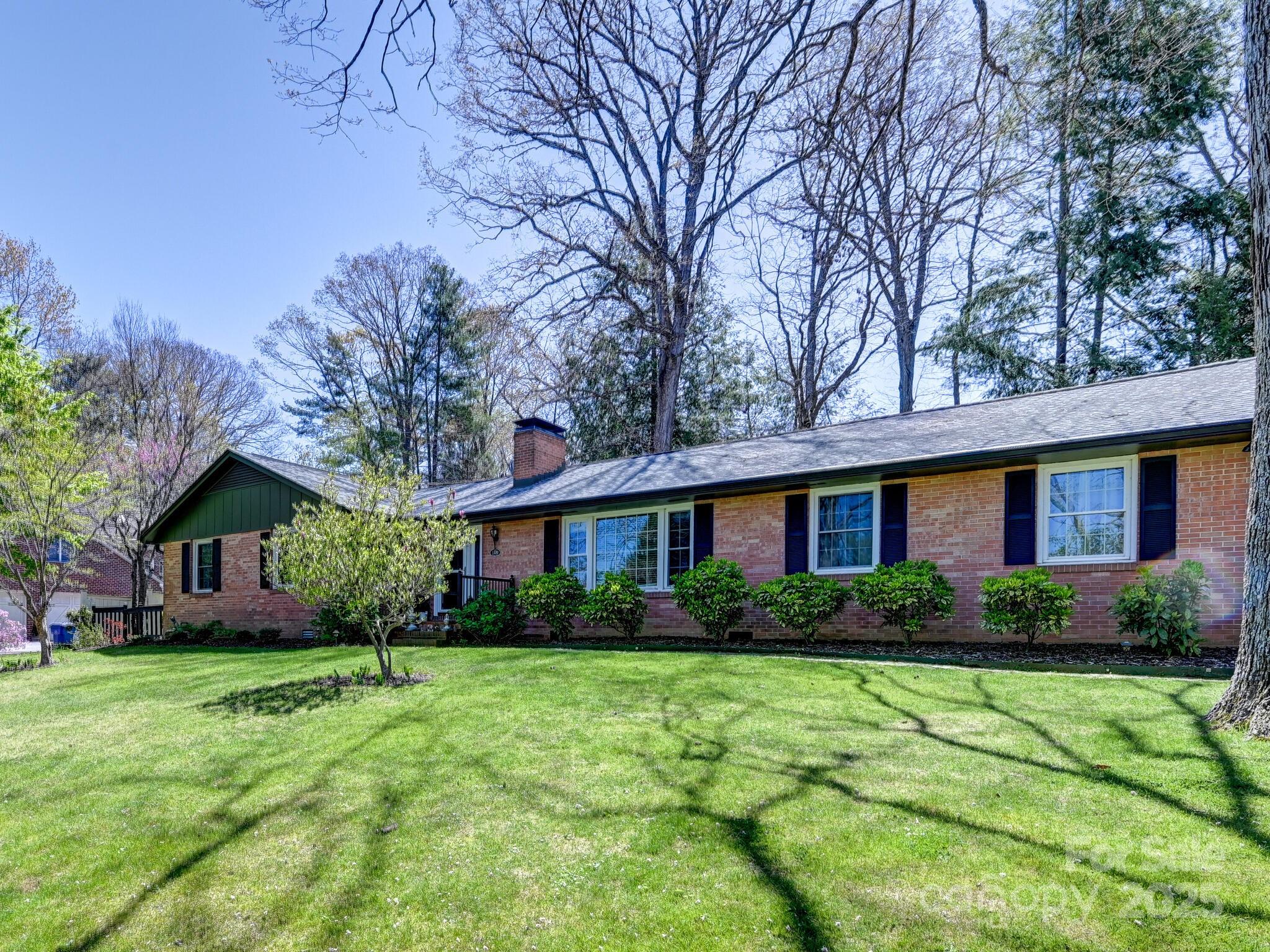 Hendersonville, North Carolina 28791, United States, 3 Bedrooms Bedrooms, ,2 BathroomsBathrooms,Residential,Under Contract,107415