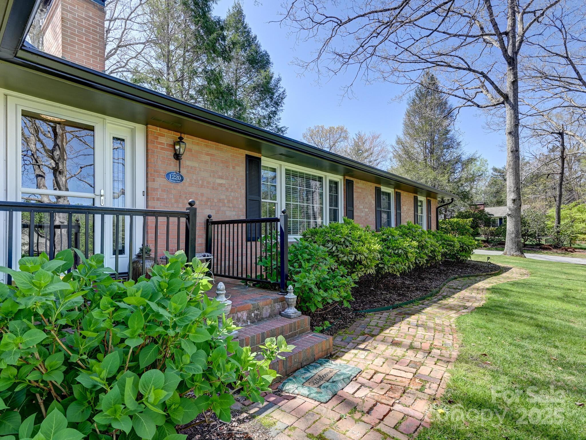 Hendersonville, North Carolina 28791, United States, 3 Bedrooms Bedrooms, ,2 BathroomsBathrooms,Residential,Under Contract,107415