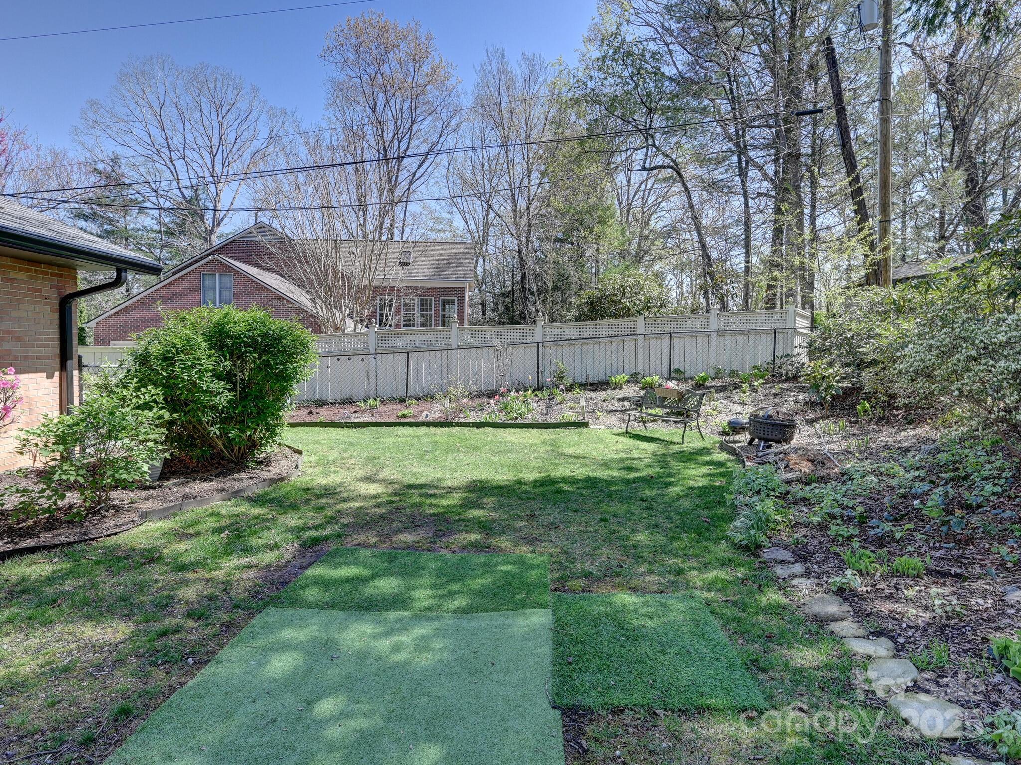 Hendersonville, North Carolina 28791, United States, 3 Bedrooms Bedrooms, ,2 BathroomsBathrooms,Residential,Under Contract,107415