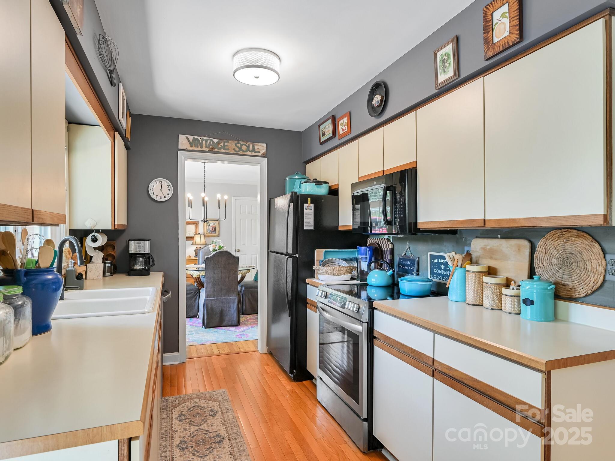 Hendersonville, North Carolina 28791, United States, 3 Bedrooms Bedrooms, ,2 BathroomsBathrooms,Residential,Under Contract,107415