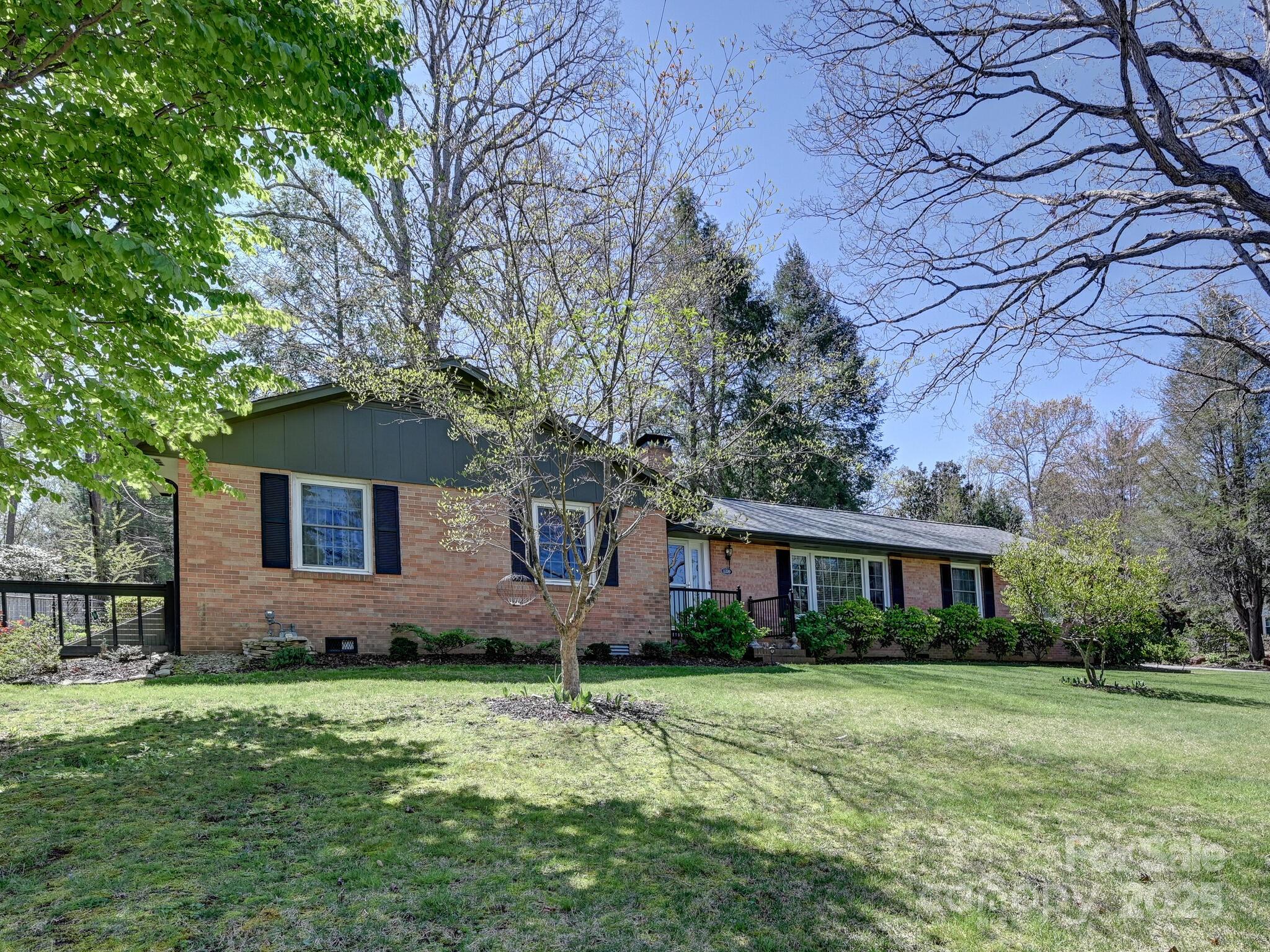 Hendersonville, North Carolina 28791, United States, 3 Bedrooms Bedrooms, ,2 BathroomsBathrooms,Residential,Under Contract,107415