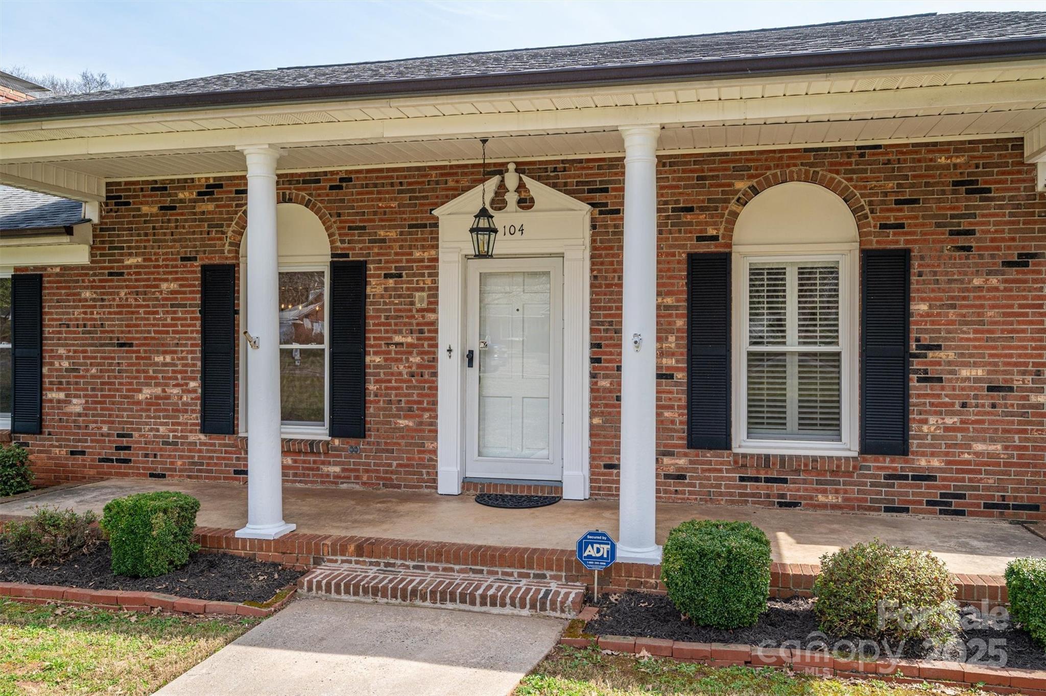 104 N Hawthorne Street