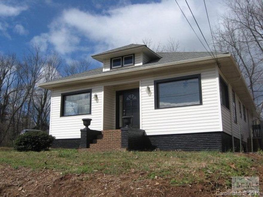 Great Location... Zoned CBD, high traffic area , many possibilities. New paint, floor coverings . Ready to occupy. Has been used as residential in past , could apply again with 1.5 baths and 2 large rooms.