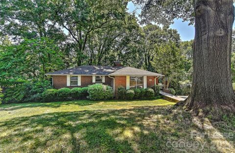 Photo of 1215 Sewickley Drive, Charlotte, NC 28209 (MLS # 4374621)