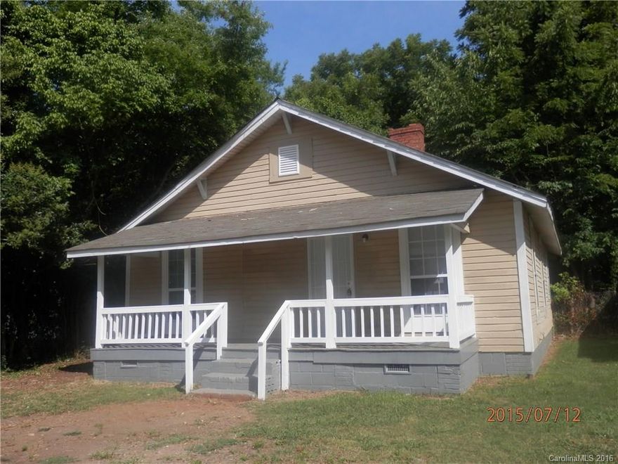 Hardwoods in Living Room, New Carpet in Bedrooms, Large Den can be used as Dining Room or Informal Entertainment, Eat in Kitchen off Den/Dining Room.  Large back Yard.  Washer/ Dryer Included.  Lots of sq.ft. for 695.00/mo.