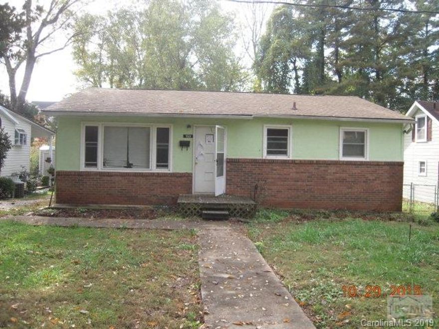 3BR/2BA home in quiet neighborhood convenient to downtown Marion.  This homje needs some TLC and would be a nice starter home or rental unit. This property is now under auction terms. All offers should be submitted through www.Auction.com. This property is subject to a 5% buyer's premium pursuant to the Auction Terms & Conditions (minimums may apply).Please note that the commission percentages may change between the pre-sale and auction periods so please contact listing agent to verify exact commission terms. All auction assets will be sold subject to seller approval.This property is now under auction terms. All offers should be submitted through www.Auction.com. This property is subject to a 5% buyer's premium pursuant to the Auction Terms & Conditions (minimums may apply).Please note that the commission percentages may change between the pre-sale and auction periods so please contact listing agent to verify exact commission terms. All auction assets will be sold subject to seller app