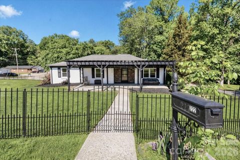 Photo of 222 Cliffside Drive, Kannapolis, NC 28081 (MLS # 4370117)