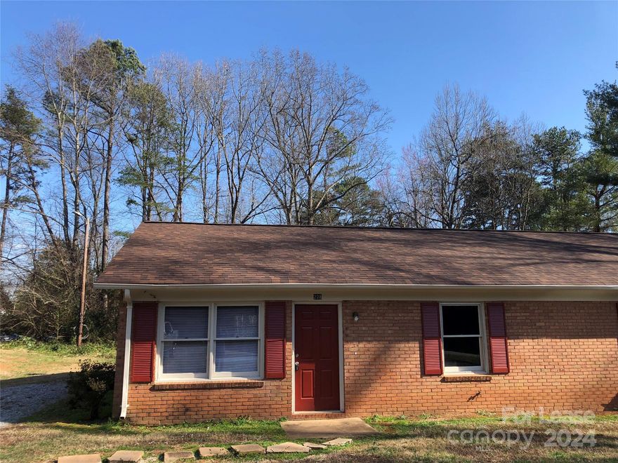 Very nice apartment conveniently located in Lincolnton.  Lawn care is included in rent.  Rent is $750 and the security deposit is $750.  No pets.  Application fee is $40 per adult.