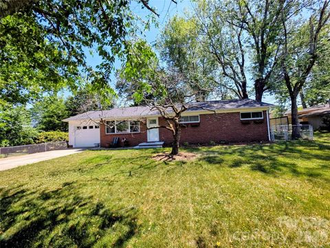 Photo of 492 14th Avenue Drive NE, Hickory, NC 28601 (MLS # 4383493)