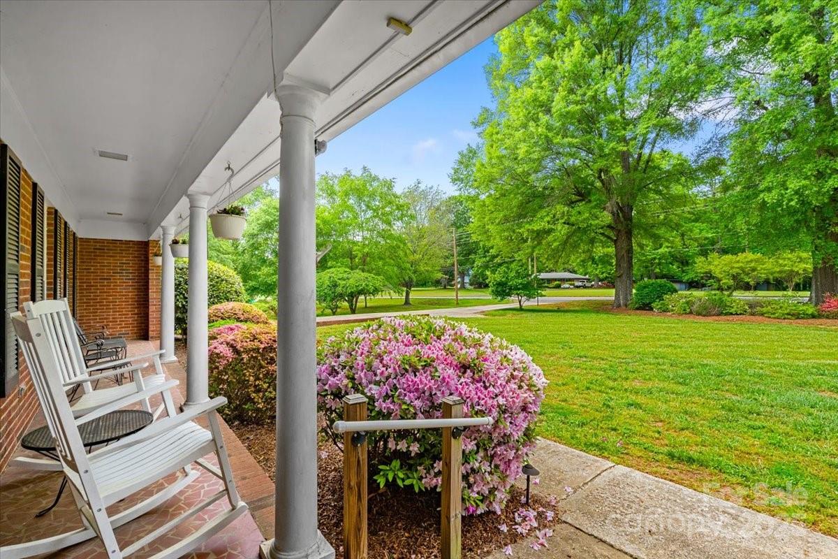 1044 Oakridge Farm Highway