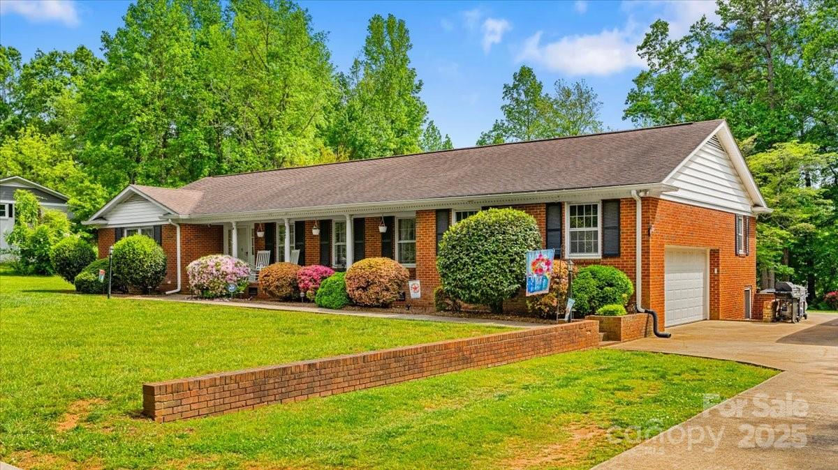 1044 Oakridge Farm Highway