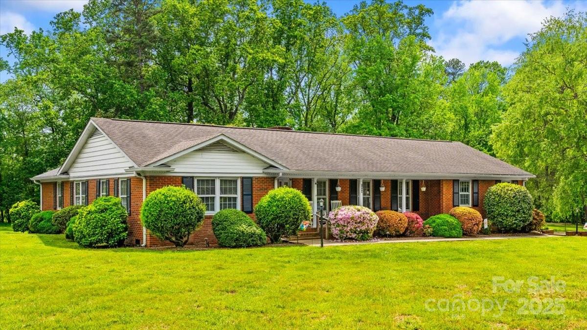 1044 Oakridge Farm Highway