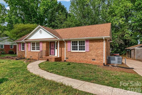 Photo of 710 Twin Oaks Road, Davidson, NC 28036 (MLS # 4369099)
