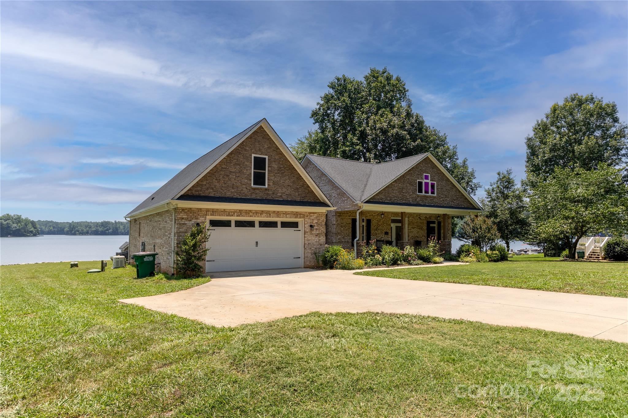 735 Pebble Point