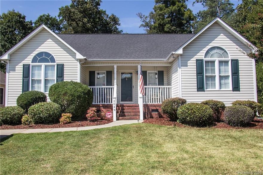 Cute as can be ranch home on large, private, fenced and wooded lot! Hardwood floors, open floor plan,
vaulted ceilings and tons of natural light. Fireplace in great room. Breakfast bar in kitchen and tons of
cabinets and counter space. Convenient location only a couple miles from I-77.