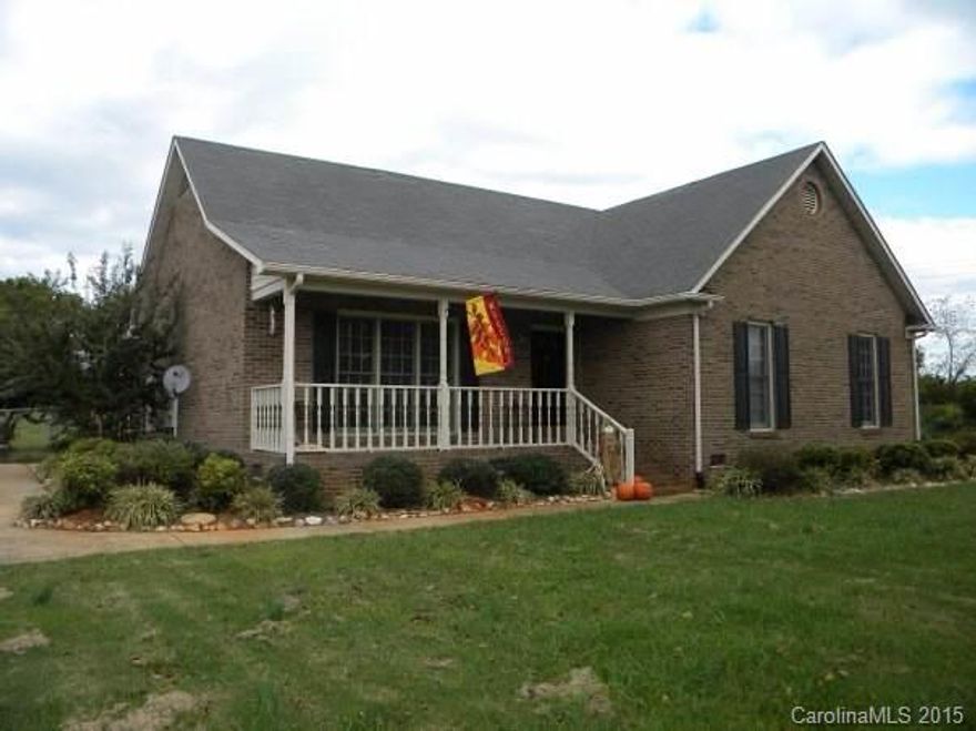 This all brick home has tons of great features and sits on almost a 1.5 acre lot.  Come check out the vaulted ceilings, fireplace, built in cabinetry, and formal dining area.  master has tray ceiling, walk in closet, and garden tub.  Also, fenced back yard, patio with fire pit, and detached storage building.