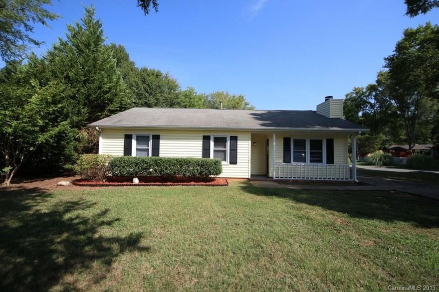 Lovely renovated 3 bd home. New carpet, new paint, new stainless steel appliances, including dishwasher, fridge, stove. 
*No Section 8* 
Pets are welcome, no aggressive breeds.