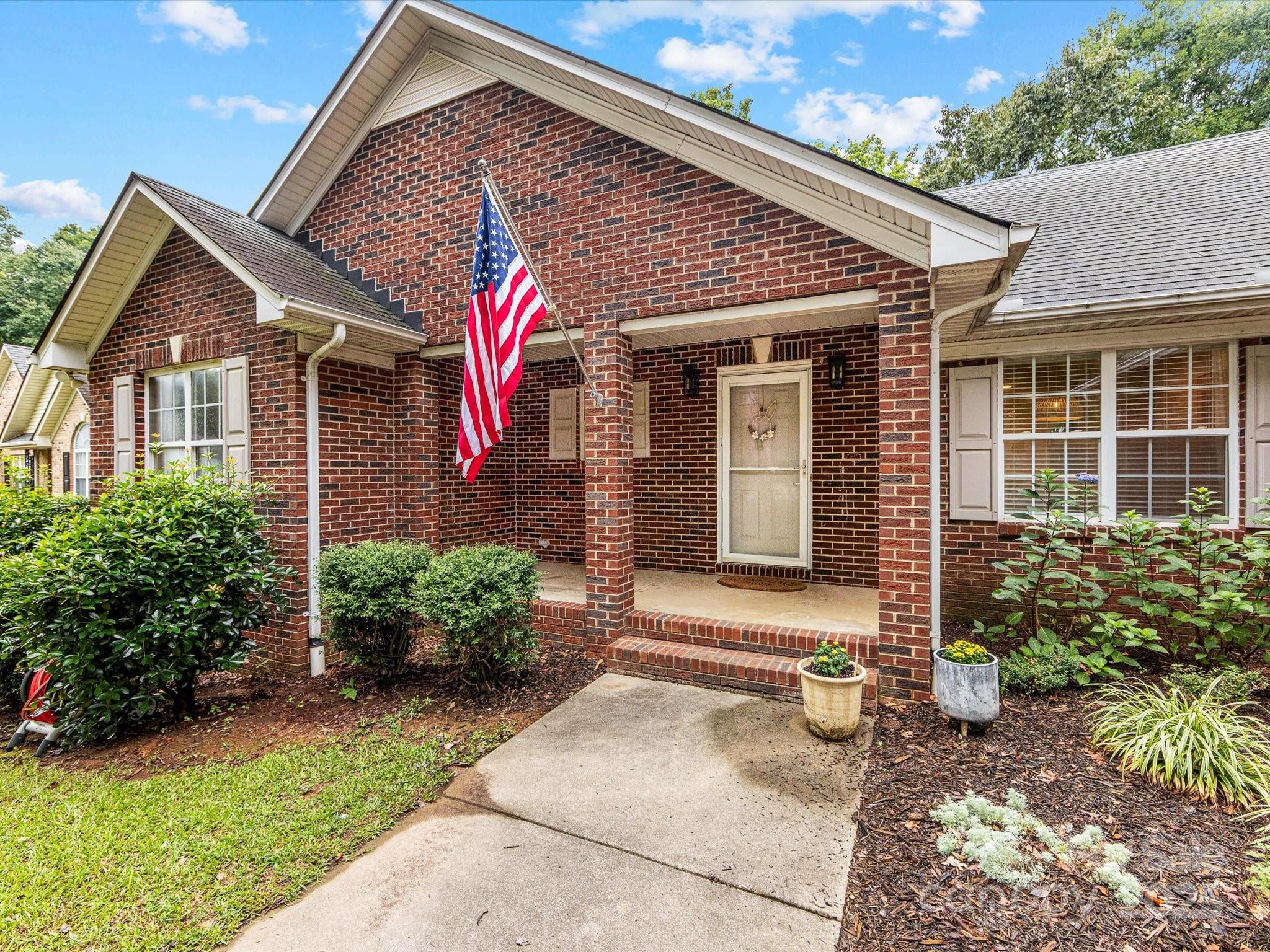 2212 Courtyard Lane