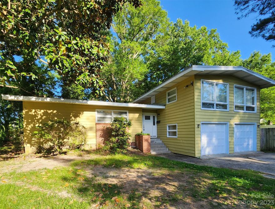 ACCEPTING BACK-UP OFFERS
Nice split level home on a corner lot! Near new Gastonia Social district, restaurants, and stores. Easy access to 85 and 321. Fenced in backyard with deck and patio allows for all kind of possibilities! Plenty of room for the whole family with large bedrooms and lots of natural lighting. New flooring on the main level, seller is offering $5,000 flooring credit for the rest of the home. Showings start 5/6/2023.
