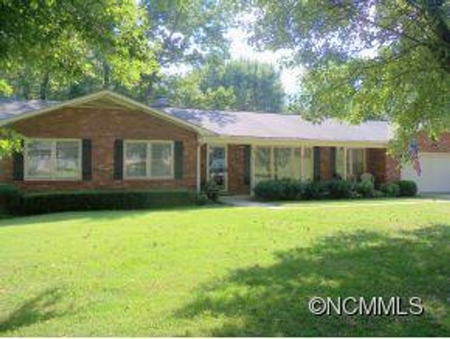 CHARMING BRICK RANCH STYLE HOME IN BEAUTIFUL AUBURN PARK. HOUSE SITS ON OVERSIZED CORNER LOT WITH MATURE SHADE TREES FRONT AND BACK. WELL KEPT HOME, FORMAL DINING ROOM AND LIVING ROOM. FP IN FAMILY ROOM WITH GREAT 2ND STORY DECK. ANOTHER FP IN BONUS ROOM DOWNSTAIRS AND 24 X 25 WORKSHOP/GARAGE.