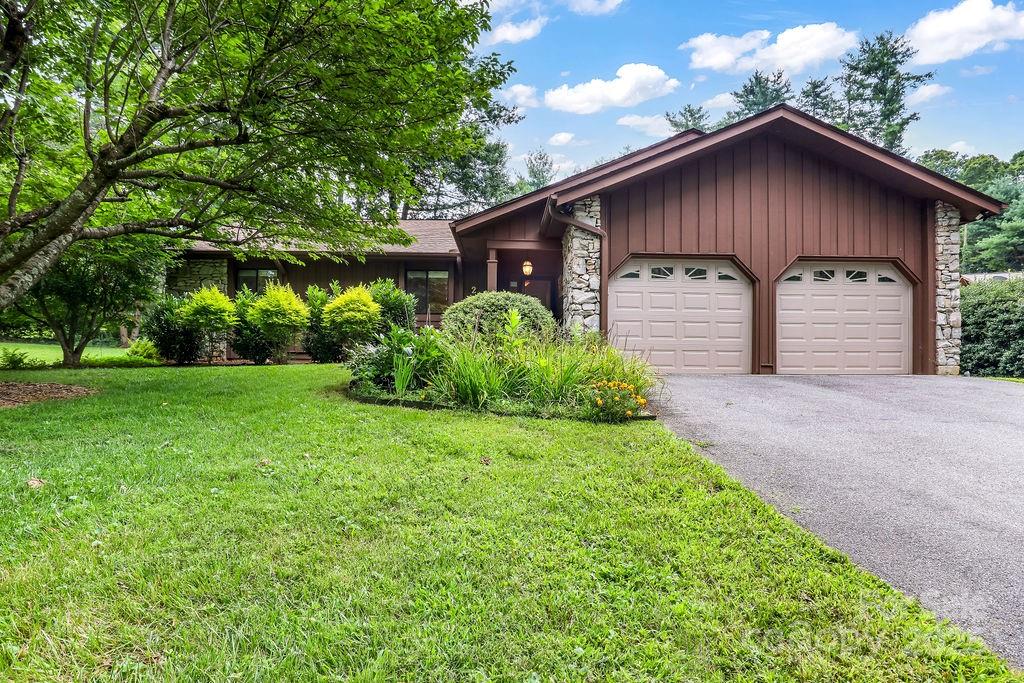 Hendersonville, North Carolina 28792, United States, 3 Bedrooms Bedrooms, ,2 BathroomsBathrooms,Residential,Active,191759