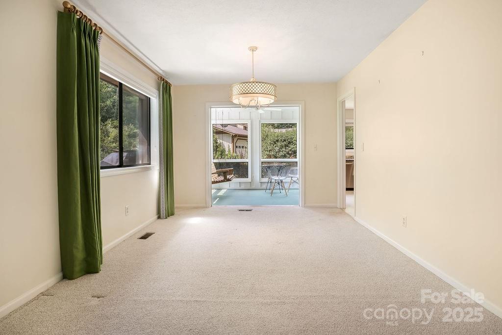 Hendersonville, North Carolina 28792, United States, 3 Bedrooms Bedrooms, ,2 BathroomsBathrooms,Residential,Active,191759