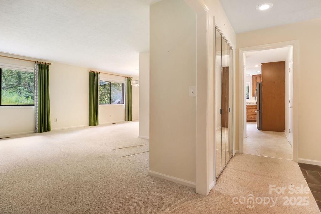 Hendersonville, North Carolina 28792, United States, 3 Bedrooms Bedrooms, ,2 BathroomsBathrooms,Residential,Active,191759