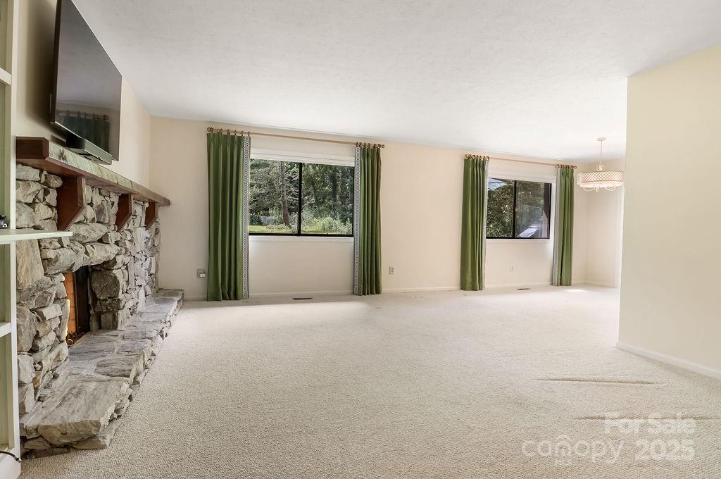 Hendersonville, North Carolina 28792, United States, 3 Bedrooms Bedrooms, ,2 BathroomsBathrooms,Residential,Active,191759