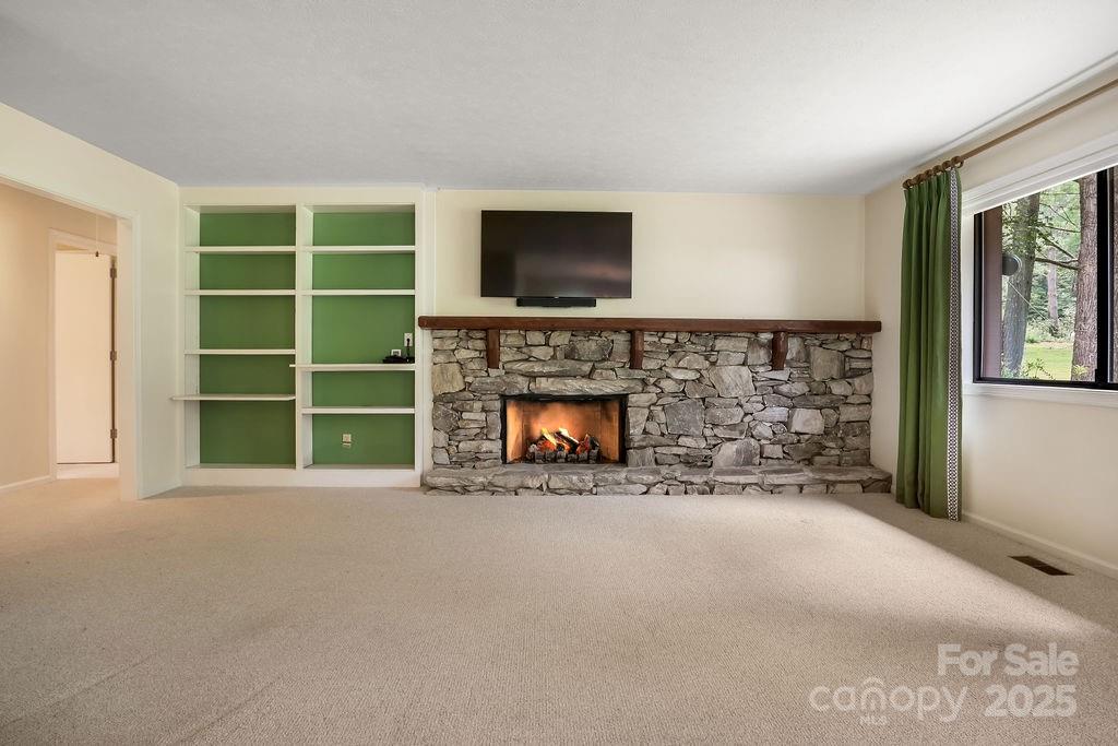 Hendersonville, North Carolina 28792, United States, 3 Bedrooms Bedrooms, ,2 BathroomsBathrooms,Residential,Active,191759