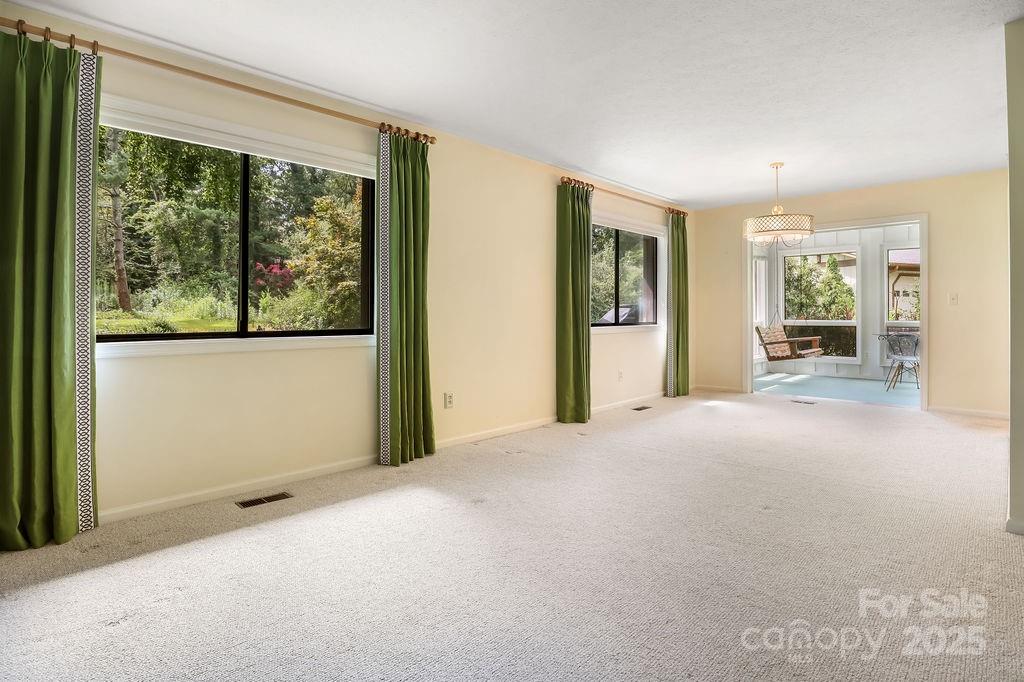 Hendersonville, North Carolina 28792, United States, 3 Bedrooms Bedrooms, ,2 BathroomsBathrooms,Residential,Active,191759