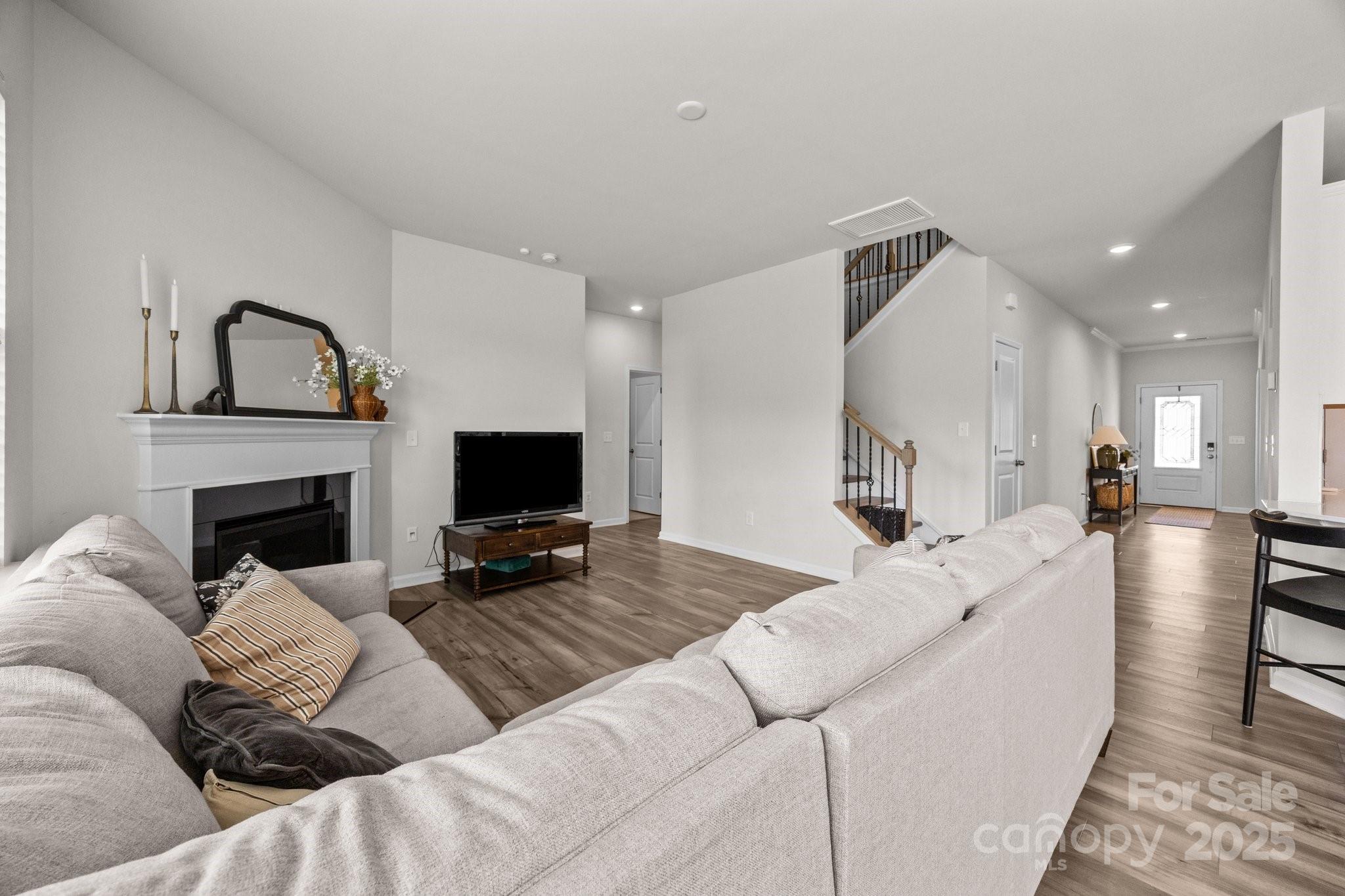 3643 Slider Terrace