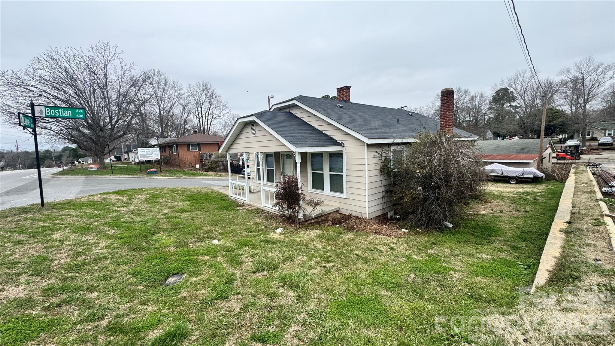 Main image without alt text