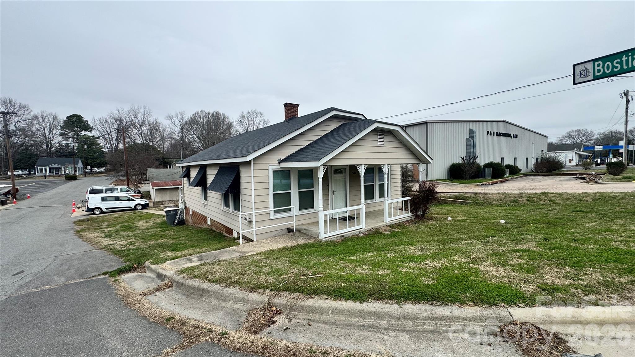 Main image without alt text