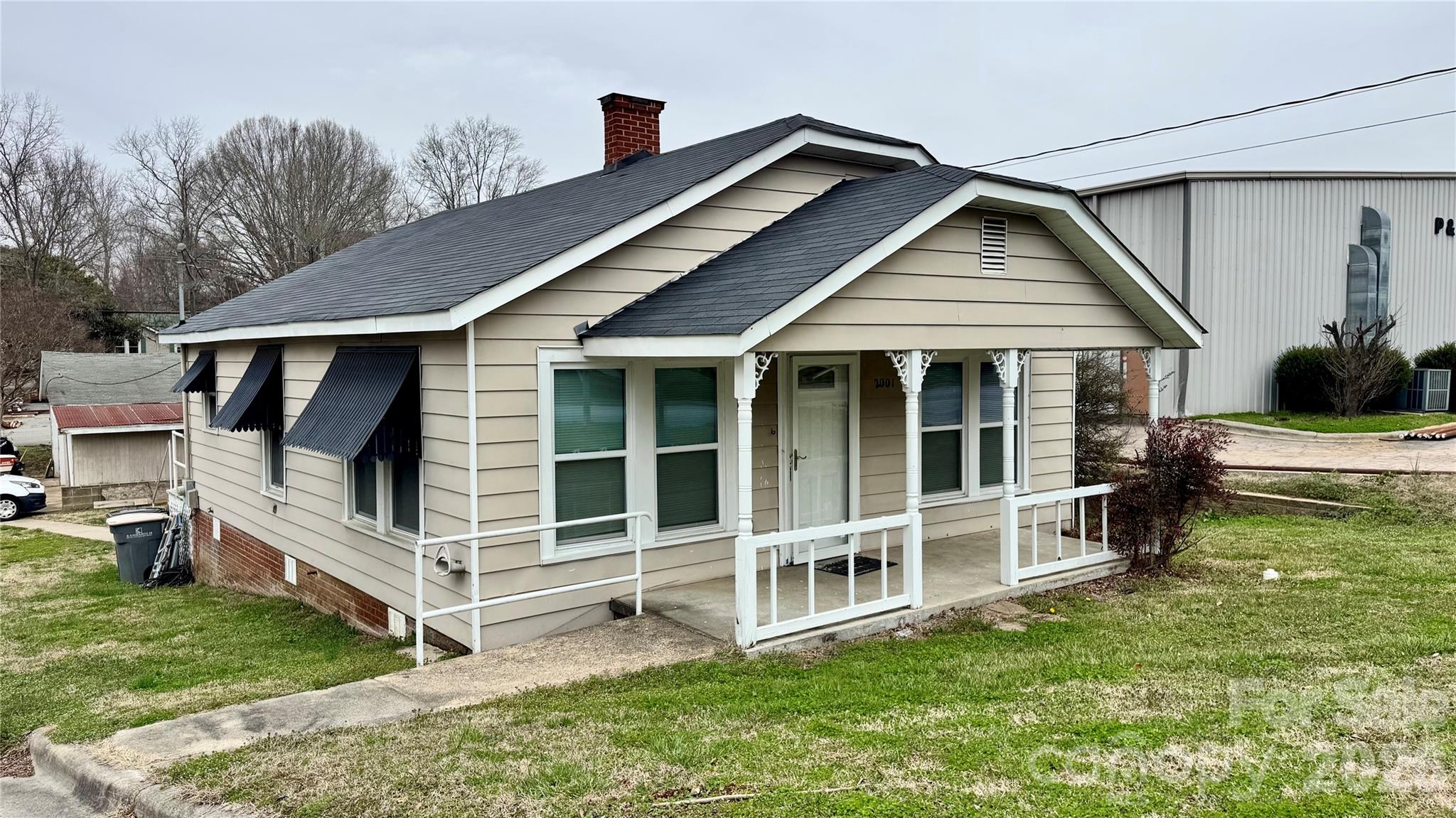 Main image without alt text