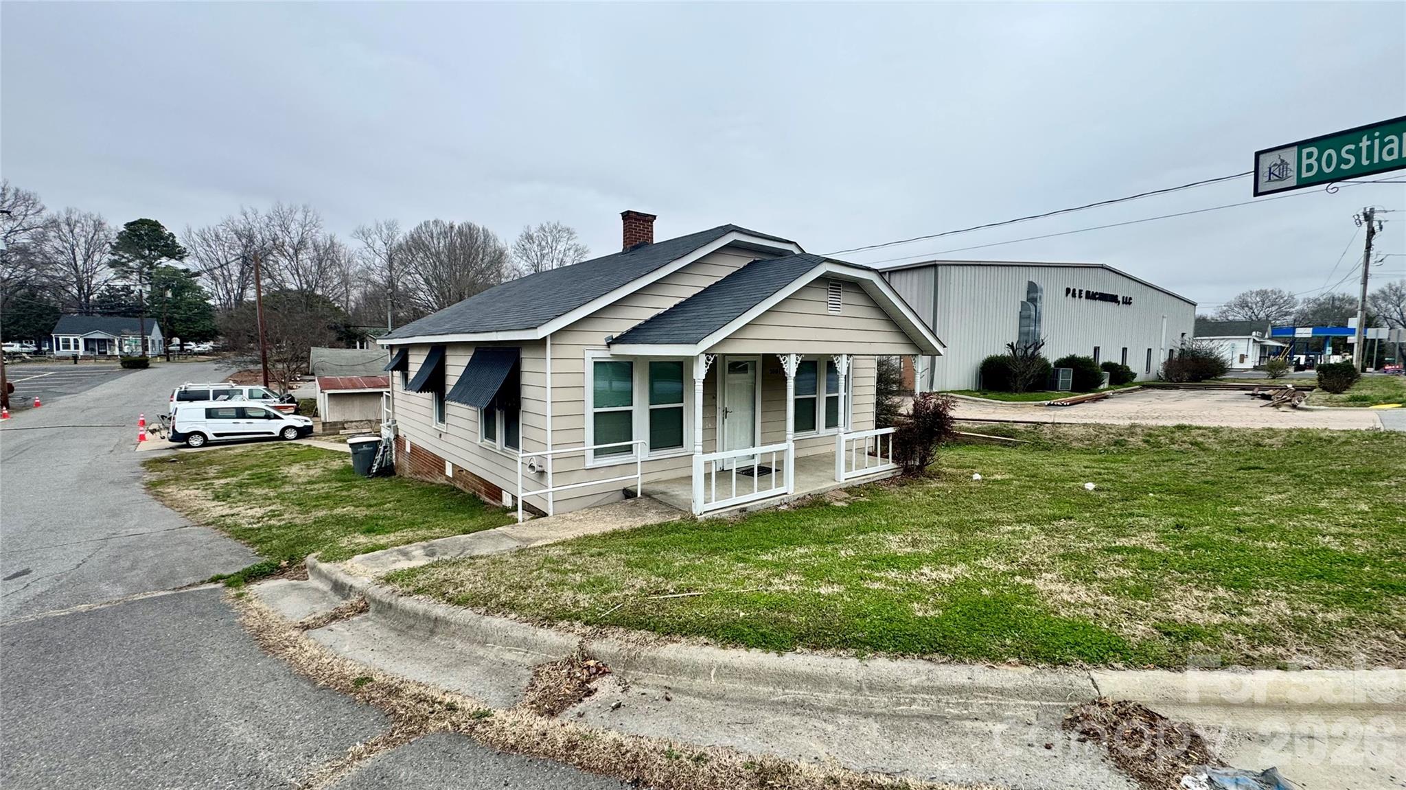 Main image without alt text