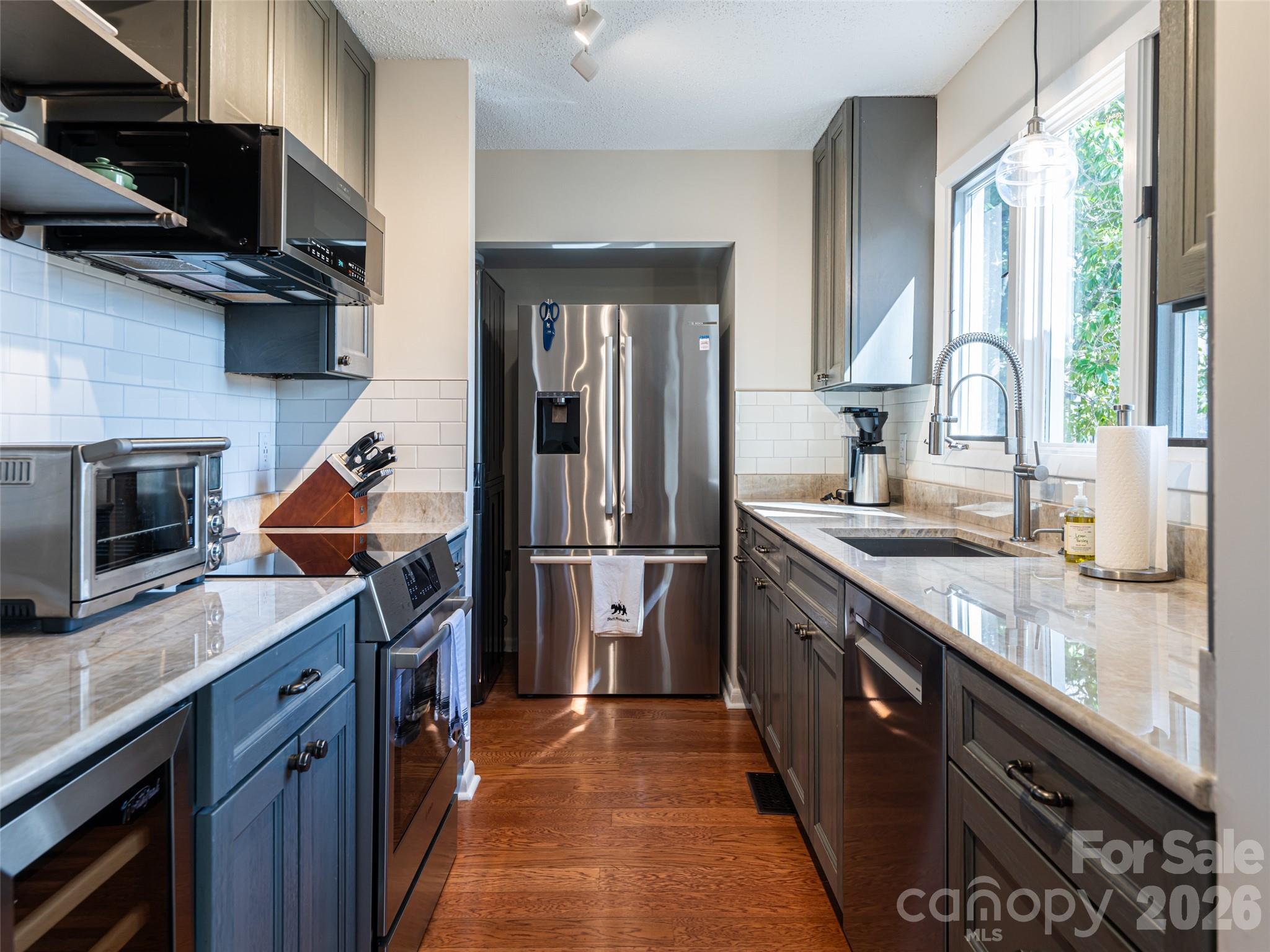 The Lynx Condominium - Residential