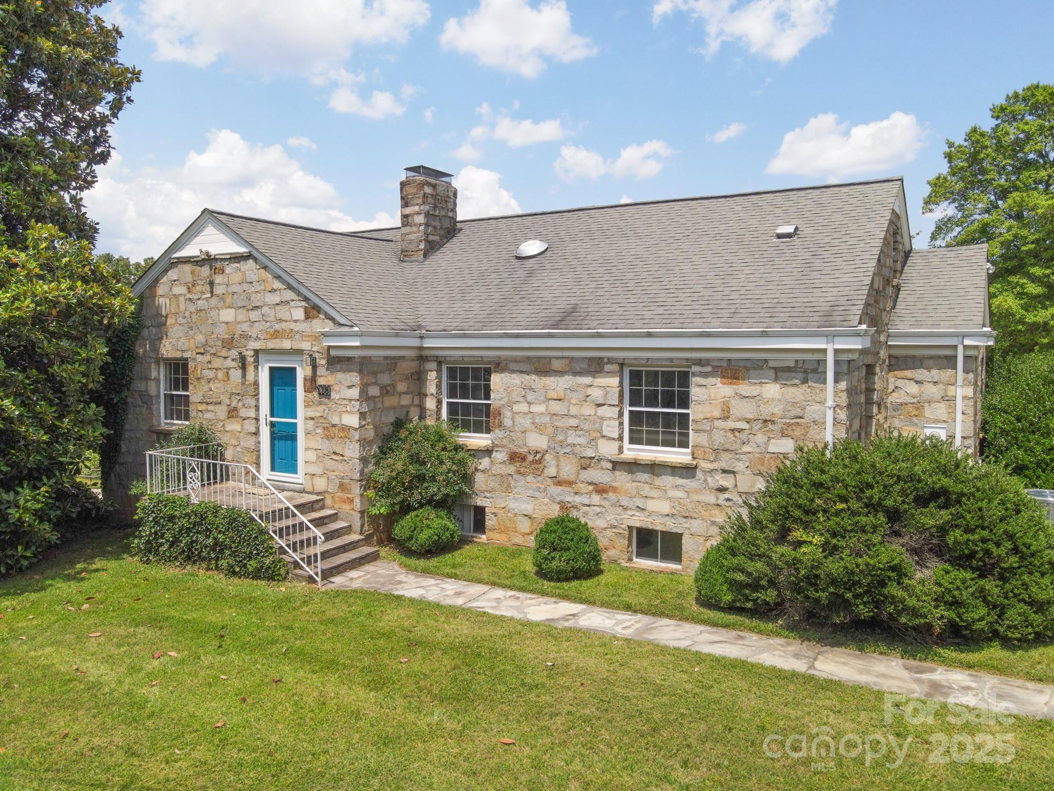 112 Bleynat Street NE