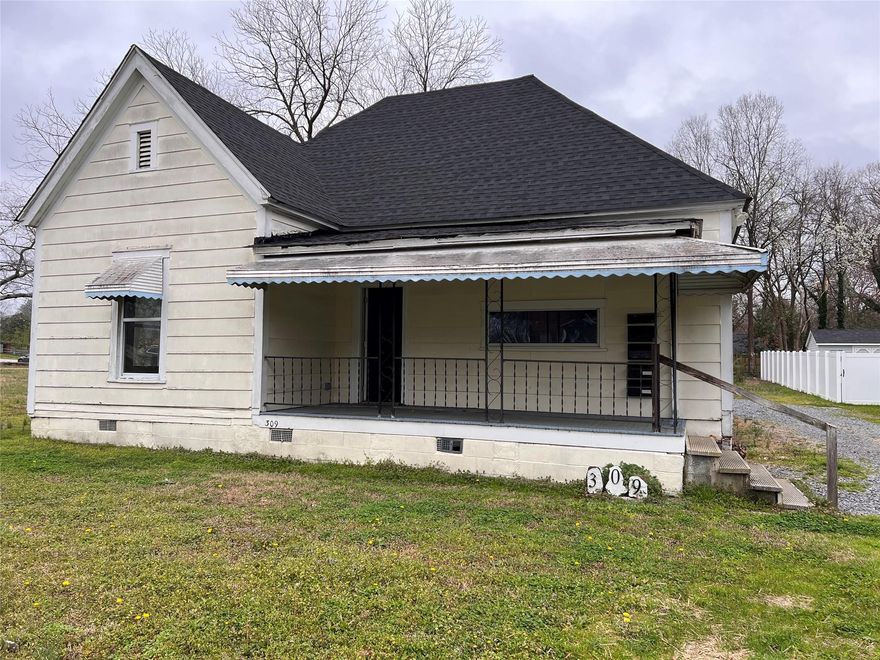 ***Taking back up offers.*** Investor special... this was being used as 5 efficiency apartments. No kitchen. Cash buyer or 6 month seller financing.

Walk to downtown Rock Hill, known to the locals as Old Town. Walking distance to shopping, unique restaurants and all that Rock Hill has to offer. Rock Hill has a vibrant art scene, live music, street festivals, and plenty of history. With a University minutes away turn this home better than before, college housing or a killer Airbnb. Don’t lose out on this opportunity.