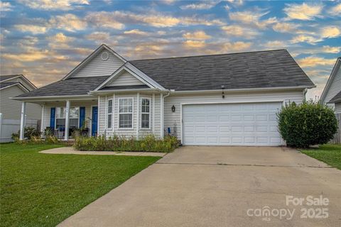 Photo of 1424 Avoncroft Drive, Fayetteville, NC 28306 (MLS # 4294891)
