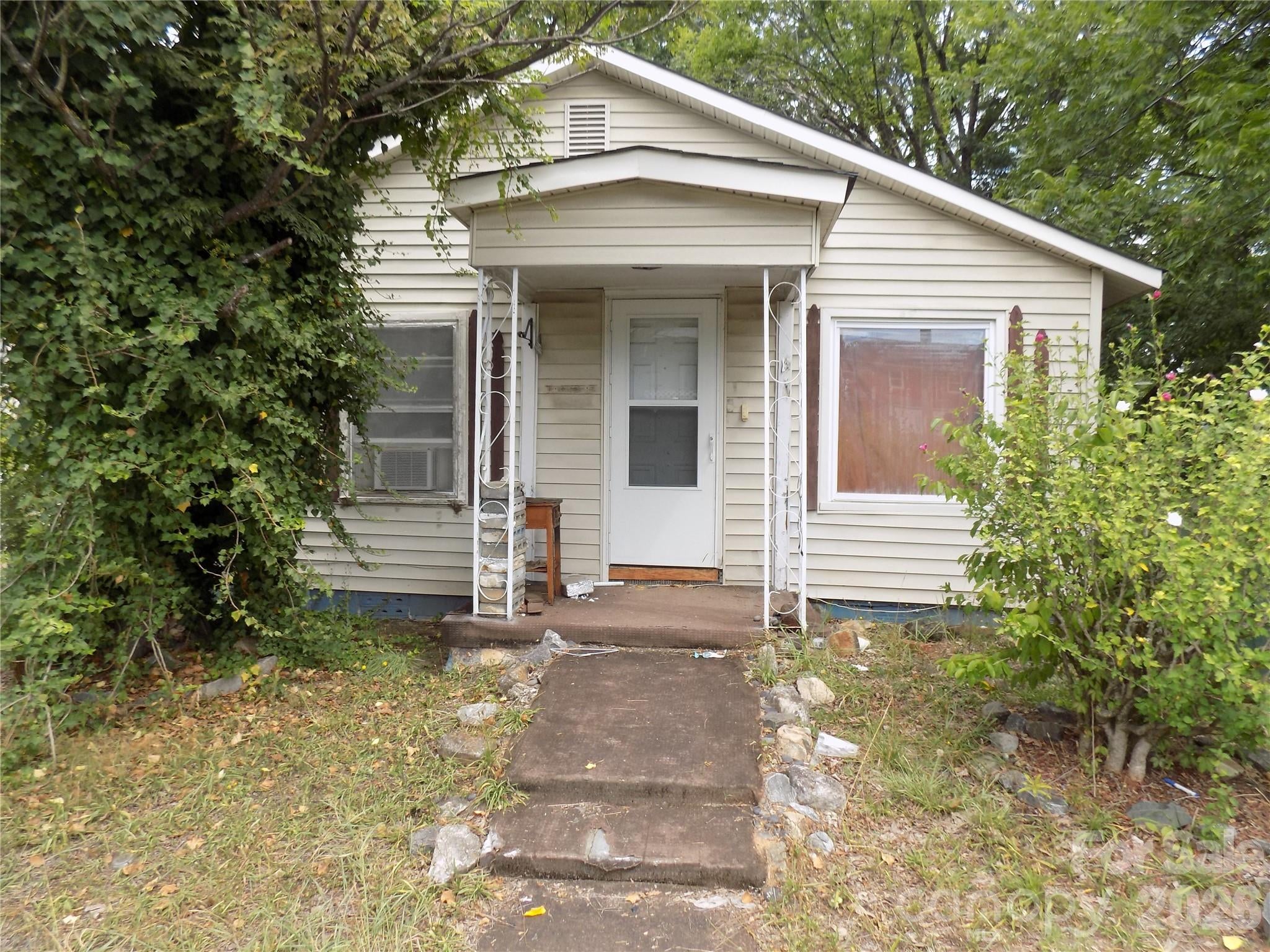 Photo 1 of 11 — 604 W Harrison Avenue, Gastonia, NC 28052