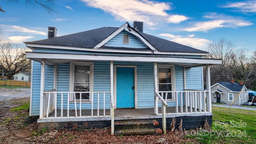 Welcome to 802 S Hoskins Rd, an investment property offering an incredible fix-and-flip opportunity located within the Charlotte city limits. This charming residence features a spacious .28 acre lot, 3 bedrooms, 1 bathroom, and original wood flooring. This home makes an ideal candidate for renovation and resale or a lucrative rental investment. With an attractive price point, this property presents an amazing opportunity for investors or homebuyers looking to make their mark in the thriving Charlotte real estate market. Additionally, seize the chance to expand your investment portfolio by purchasing this property in conjunction with 647 Reeves Ct, Charlotte, NC 28208, amplifying the potential for multiple income streams within the same neighborhood. The property is currently vacant and with just a little TLC, it's ready to shine. This single-family residence can also serve as an amazing starter home or primary residence with repairs. Take advantage of this amazing opportunity today!