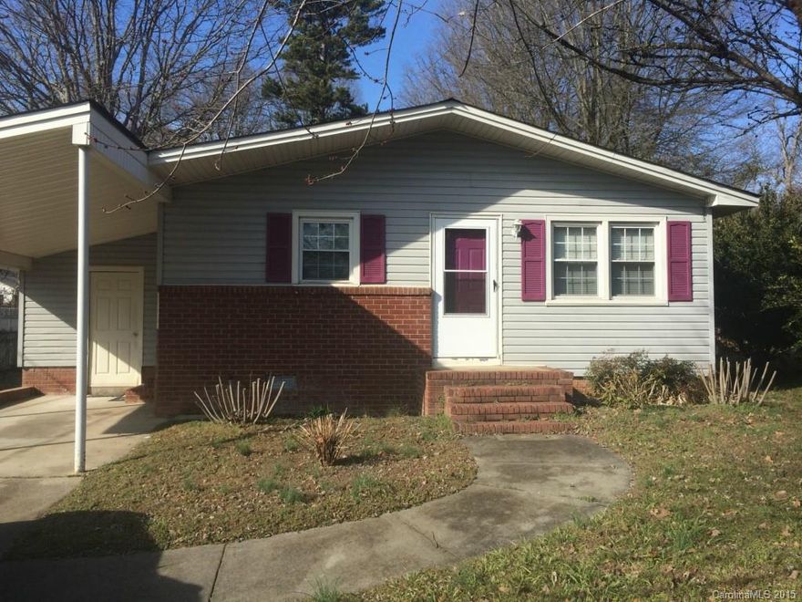 Cute 2 bedroom home with bonus room. Large back yard and all new appliances in kitchen for courtesy use. Call us today to set up a showing!