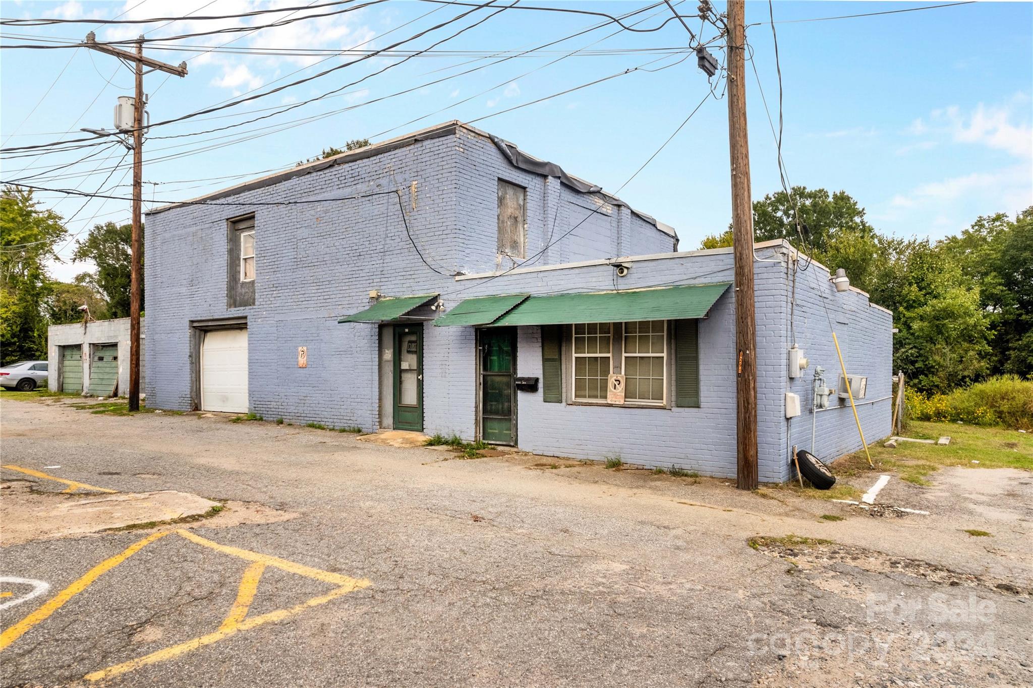 Main image without alt text