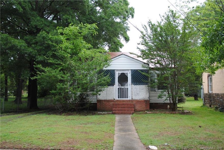 Great investment property! Home has 2 bedrooms, 1 bath and large eat-in kitchen. Hardwood floors in family room and bedrooms. Separate area for washer and dryer and includes a pantry! Large yard is partially fenced with front porch and carport in rear. Home is within walking distance of downtown Rock Hill and Fountain Park. Added bonus, property is less than 2 miles to Winthrop University and the proposed Knowledge Park.