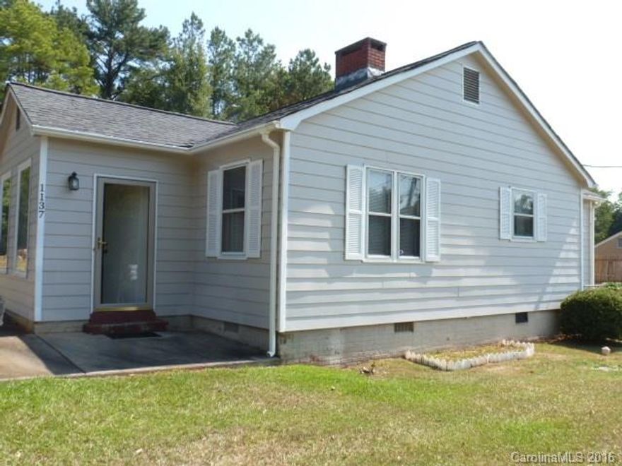 Cute 3BR, 2BA home, kitchen/dining combo, living room, fenced back yard, detached garage/workshop, nice large lot.