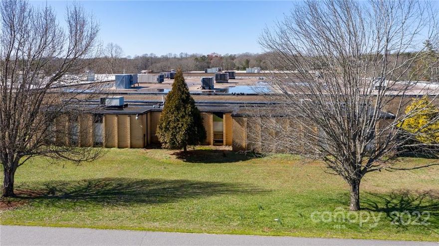 GREAT LOCATION IN DOWTOWN NEWTON, NC 1hr and half from Charlotte FOR WAREHOUSE/INDUSTRIAL/FLEX.LOTS OF POTENTIAL. 14 FT CEILINGS, Dock-High Doors/Loading 5, Drive In / Grade-Level Doors 1.