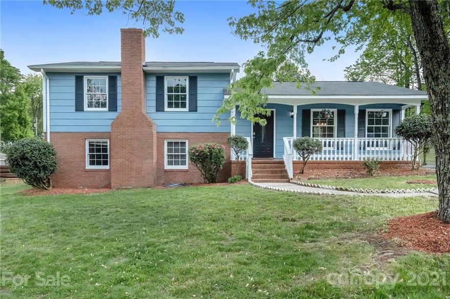 This Charlotte corner home offers a patio and granite countertops.
This home has been virtually staged to illustrate its potential.