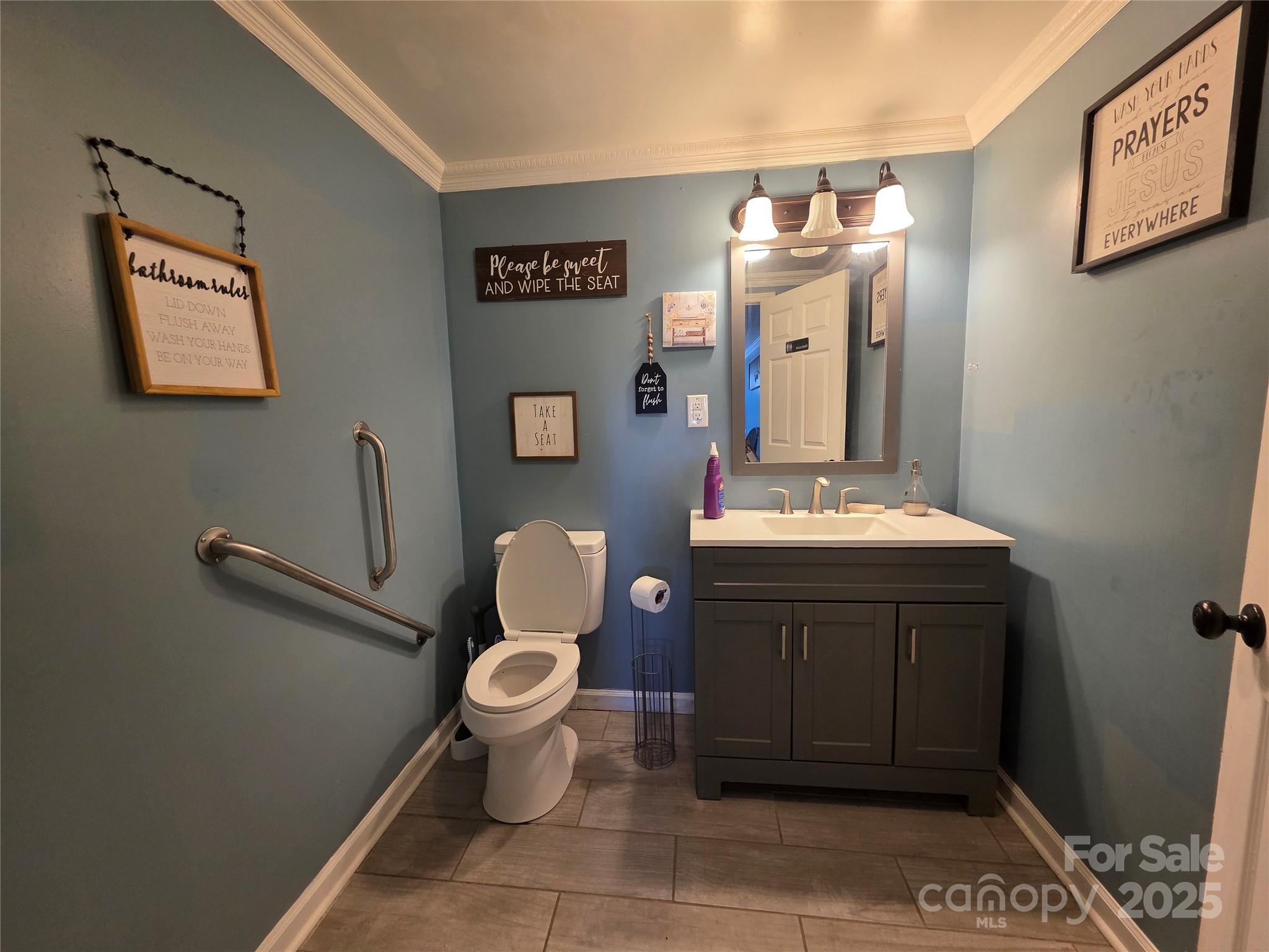 Main image without alt text